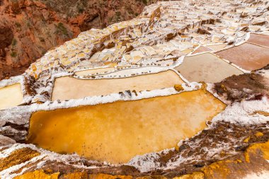 Maras, Peru 'da tuz göletleri. İnka öncesinden beri, yerel bir yeraltı deresinden tuzlu suyu buharlaştırarak Maras 'ta tuz elde edilmiştir..