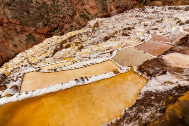 Maras, Peru 'da tuz göletleri. İnka öncesinden beri, yerel bir yeraltı deresinden tuzlu suyu buharlaştırarak Maras 'ta tuz elde edilmiştir..