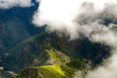Machu Picchu Dağı 'nın tepesinden bakın, 3,082 masl, İnka harabelerinin tüm manzarasını 2,430 masla görebilirsiniz..