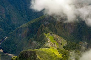 Machu Picchu Dağı 'nın tepesinden bakın, 3,082 masl, İnka harabelerinin tüm manzarasını 2,430 masla görebilirsiniz..