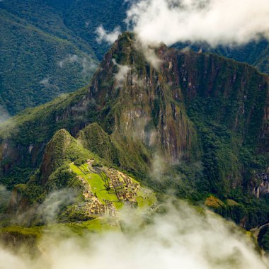 Machu Picchu Dağı 'nın tepesinden bakın, 3,082 masl, İnka harabelerinin tüm manzarasını 2,430 masla görebilirsiniz..