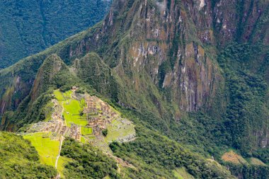 Machu Picchu Dağı 'nın tepesinden bakın, 3,082 masl, İnka harabelerinin tüm manzarasını 2,430 masla görebilirsiniz..