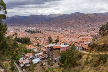 Peru 'daki Cusco' daki Banliyö Konutlarının Yüksek Görünümü