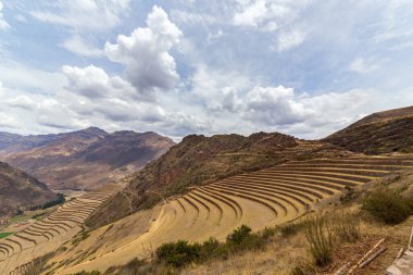 Cusco, Peru yakınlarındaki antik İnka şehri Pisac 'ın kalıntılarının manzarası