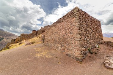 Cusco, Peru yakınlarındaki antik İnka şehri Pisac 'ın kalıntılarının manzarası