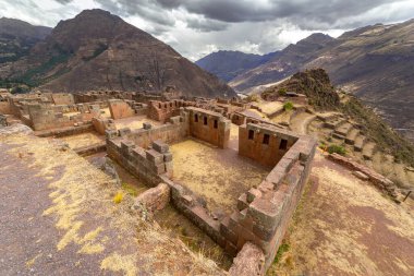 Cusco, Peru yakınlarındaki antik İnka şehri Pisac 'ın kalıntılarının manzarası