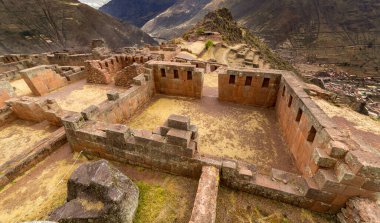 Cusco, Peru yakınlarındaki antik İnka şehri Pisac 'ın kalıntılarının manzarası