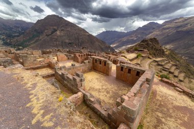 Cusco, Peru yakınlarındaki antik İnka şehri Pisac 'ın kalıntılarının manzarası