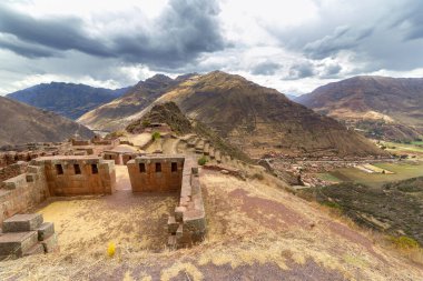 Cusco, Peru yakınlarındaki antik İnka şehri Pisac 'ın kalıntılarının manzarası