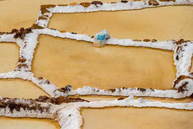 Maras, Peru 'da tuz göletleri. İnka öncesinden beri, yerel bir yeraltı deresinden tuzlu suyu buharlaştırarak Maras 'ta tuz elde edilmiştir..
