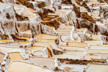 Maras, Peru 'da tuz göletleri. İnka öncesinden beri, yerel bir yeraltı deresinden tuzlu suyu buharlaştırarak Maras 'ta tuz elde edilmiştir..