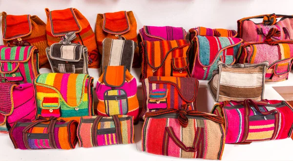 ペルーのクスコにある手作りのアルパカバッグ バックパック ハンドバッグ — ストック写真