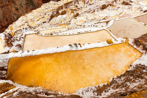 Maras, Peru 'da tuz göletleri. İnka öncesinden beri, yerel bir yeraltı deresinden tuzlu suyu buharlaştırarak Maras 'ta tuz elde edilmiştir..