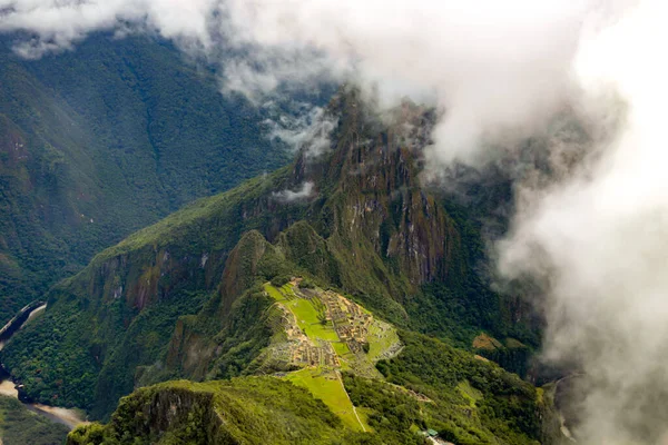 从秘鲁马丘比丘的印加遗址到马丘比丘山顶的2 430条山路 082条山路 600步石路 在山顶上你可以瞥见整个地方的风景 — 图库照片