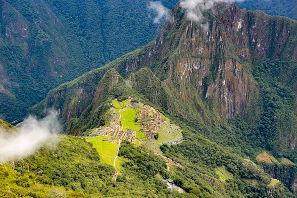 082名游客从Machu Picchu山顶观看 你可以从2 430名游客那里看到整个印加人遗址的全景 — 图库照片