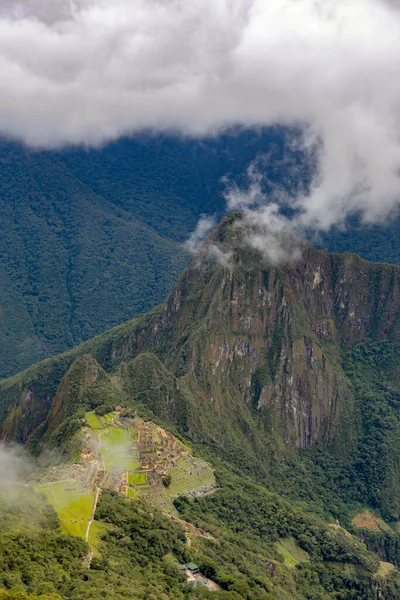从秘鲁马丘比丘的印加遗址到马丘比丘山顶的2 430条山路 082条山路 600步石路 在山顶上你可以瞥见整个地方的风景 — 图库照片