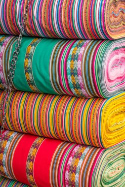 Peru 'nun geleneksel renkli el işi kumaşları Cusco, Peru, Güney Amerika' da pazarda.
