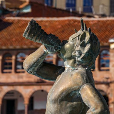 Cusco, Peru 'nun tarihi merkez meydanındaki bir heykel manzarası