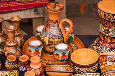 Peru 'da Cusco yakınlarındaki Pisac el sanatları pazarında renkli çömlekler.