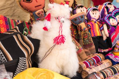 Peru 'nun geleneksel renkli el işi kumaşları Cusco, Peru, Güney Amerika' da pazarda.