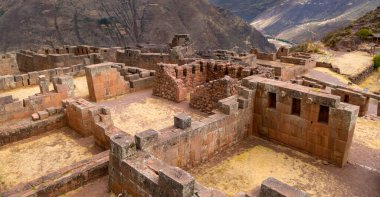 Cusco, Peru yakınlarındaki antik İnka şehri Pisac 'ın kalıntılarının manzarası