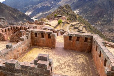 Cusco, Peru yakınlarındaki antik İnka şehri Pisac 'ın kalıntılarının manzarası