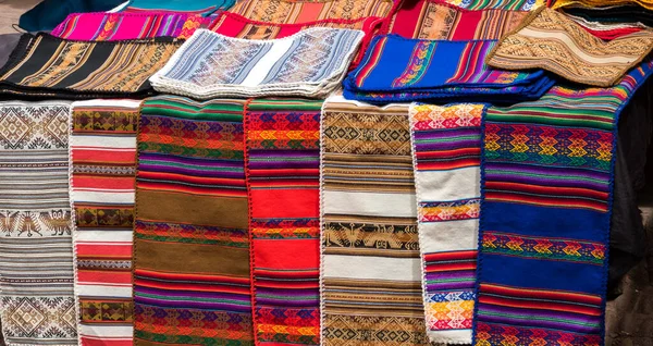Περουβιανό Παραδοσιακό Πολύχρωμο Εγγενές Ύφασμα Χειροτεχνίας Στην Αγορά Στο Κούσκο — Φωτογραφία Αρχείου