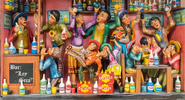 Rappresentazione Colorata Statuette Persone Che Bevono Gioiosamente Bar Negozio Cusco — Foto Stock