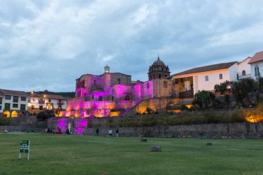 Cusco, Peru - Ekim 05, 2018: İnka veya Coricancha Tapınağı, Qorikancha, yukarıda Santo Domingo Manastırı ve kilisesi, UNESCO 'nun Cusco' daki Dünya Mirası sahası, Peru, Peru