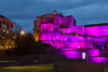 Cusco, Peru - Ekim 05, 2018: İnka veya Coricancha Tapınağı, Qorikancha, yukarıda Santo Domingo Manastırı ve kilisesi, UNESCO 'nun Cusco' daki Dünya Mirası sahası, Peru, Peru