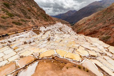 Maras, Peru - Ekim 05, 2018: Maras, Peru 'daki Salt Pond' daki insanlar. İnka öncesinden beri, yerel bir yeraltı deresinden tuzlu suyu buharlaştırarak Maras 'ta tuz elde edilmiştir..
