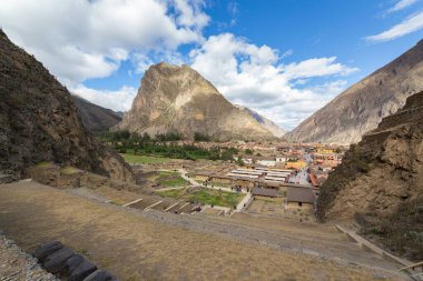Ollantaytambo, Peru - Ekim 05, 2018: Turistler Machu Picchu, Peru yakınlarındaki Kutsal İnka Vadisi, Ollantaytambo 'daki İnka tarım teraslarında yürüyorlar.