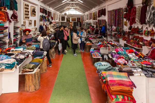 Cusco Peru Outubro 2018 Turistas Uma Loja Com Produtos Têxteis — Fotografia de Stock