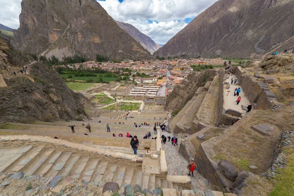 Ollantaytambo Peru Oktober 2018 Toeristen Lopen Ruïnes Van Inca Landbouwterrassen — Stockfoto