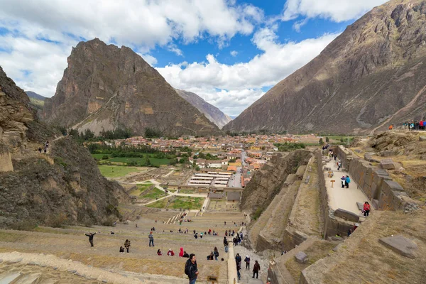 Ollantaytambo Peru Oktober 2018 Toeristen Lopen Ruïnes Van Inca Landbouwterrassen — Stockfoto