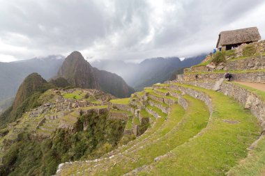 Machu Picchu, Peru - Ekim 06, 2018: Peru 'nun Cusco kenti yakınlarındaki kayıp İnka şehri Machu Picchu' nun kalıntılarını ziyaret eden turistlerin görüntüsü. Machu Picchu bir Peru Tarihi Sığınağıdır..