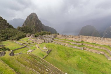 Machu Picchu, Peru - Ekim 06, 2018: Peru 'nun Cusco kenti yakınlarındaki kayıp İnka şehri Machu Picchu' nun kalıntılarını ziyaret eden turistlerin görüntüsü. Machu Picchu bir Peru Tarihi Sığınağıdır..