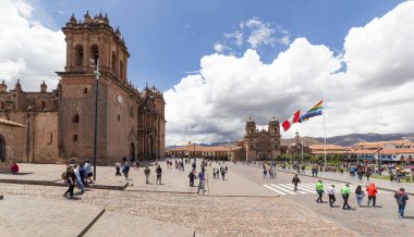 Cusco, Peru - Ekim 07, 2018: Cusco, Peru 'nun tarihi merkez meydanında yürüyen insanları görmek