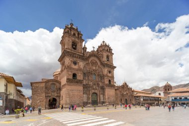Cusco, Peru - Ekim 07, 2018: Cusco, Peru 'nun tarihi merkez meydanında yürüyen insanları görmek