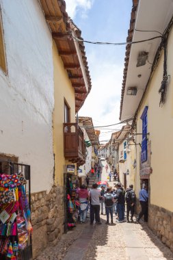 Cusco, Peru - Ekim 07, 2018: Cusco, Peru 'nun tarihi merkezinin sokaklarında yürüyen insanların görüntüsü