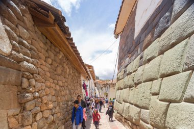 Cusco, Peru - Ekim 07, 2018: Cusco, Peru 'nun tarihi merkezinin sokaklarında yürüyen insanların görüntüsü