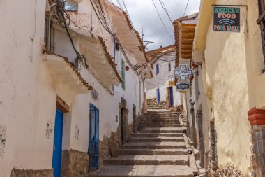 Cusco, Peru - Ekim 07, 2018: Peru 'nun Cusco kentinin tarihi caddelerinin manzarası