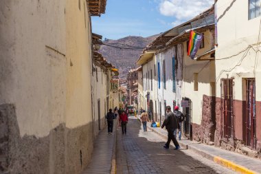Cusco, Peru - 08 Ekim 2018: San Pedro, Cusco, Peru Kilisesi yakınlarındaki tarihi Cusco şehrinin sokaklarında yürüyen insanları görmek
