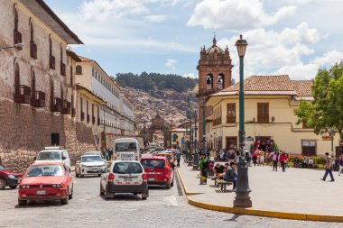 Cusco, Peru - 08 Ekim 2018: San Pedro, Cusco, Peru Kilisesi yakınlarındaki tarihi Cusco şehrinin sokaklarında yürüyen insanları görmek