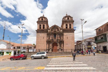 Cusco, Peru - 08 Ekim 2018: San Pedro, Cusco, Peru Kilisesi yakınlarındaki tarihi Cusco şehrinin sokaklarında yürüyen insanları görmek