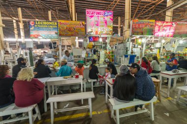 Cusco, Peru - 08 Ekim 2018: Peru 'nun Cusco kentinin tarihi merkezinde San Pedro Kilisesi yakınlarındaki San Pedro pazarını ziyaret eden insanlar görülüyor