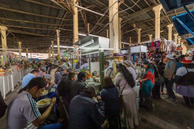 Cusco, Peru - 08 Ekim 2018: Peru 'nun Cusco kentinin tarihi merkezinde San Pedro Kilisesi yakınlarındaki San Pedro pazarını ziyaret eden insanlar görülüyor