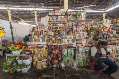 Cusco, Peru - 08 Ekim 2018: Peru 'nun Cusco kentinin tarihi merkezinde San Pedro Kilisesi yakınlarındaki San Pedro pazarını ziyaret eden insanlar görülüyor