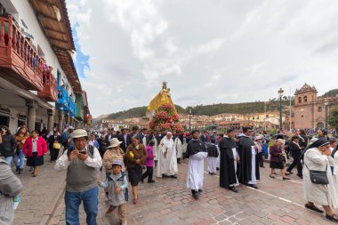Cusco, Peru - Ekim 08, 2018: İnsanlar Bakire Meryem 'in dini geçidine katılıyor ve geleneksel maskeler ve elbiselerle Cusco, Peru' daki tarihi Cusco şehir merkezine yürüyorlar..