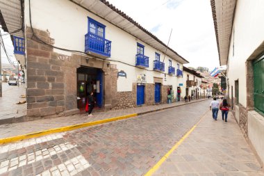 Cusco, Peru - Ekim 08, 2018: Cusco, Peru 'nun tarihi merkezinin sokaklarında yürüyen insanların görüntüsü